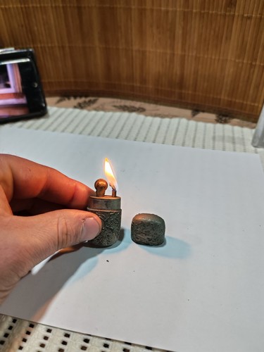 Ancien petit briquet art - briquet,