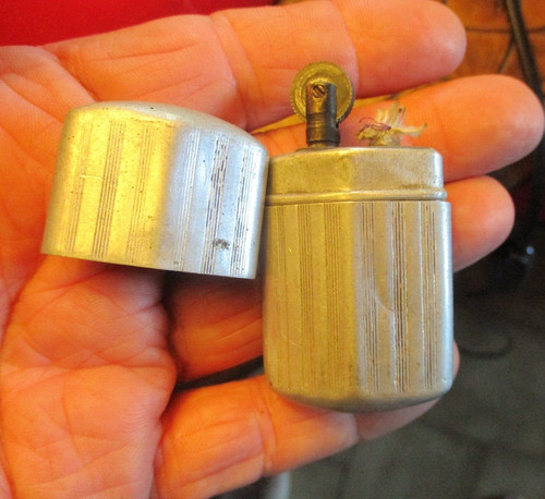 Ancien petit briquet - petit,